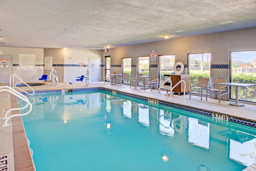 Holiday Inn Express Hotel Suites Hutto 3/72