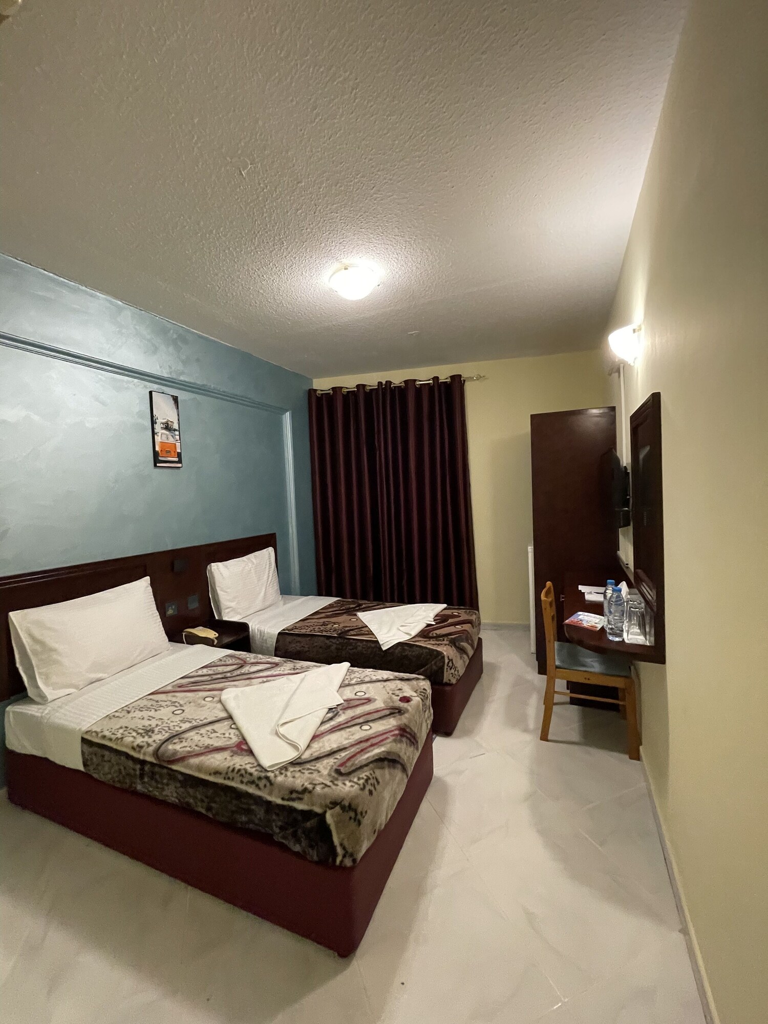 DELUXE, DOUBLE OR TWIN BED