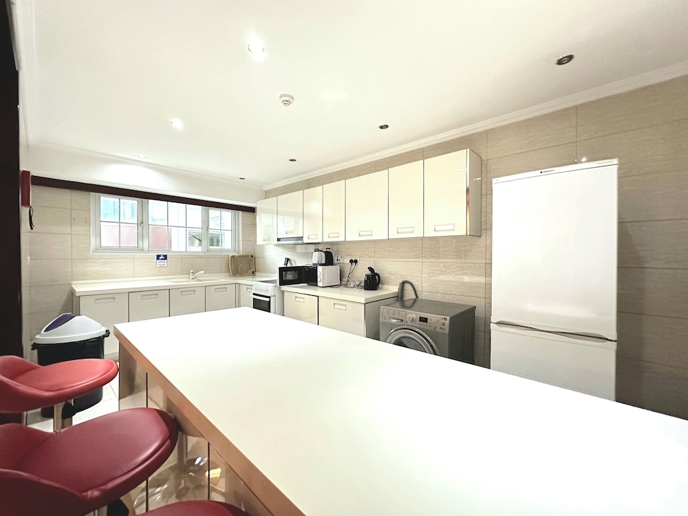 Clarence House 66/72