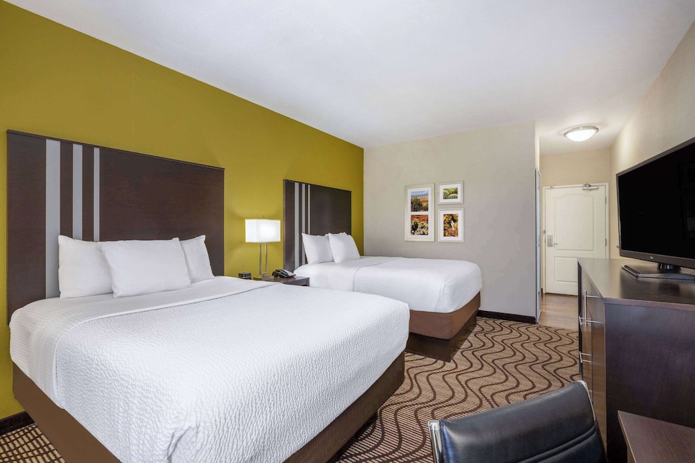 غرفة بسريرين كوين لذوي الإعاقة، La Quinta Inn & Suites by Wyndham Artesia 2/4