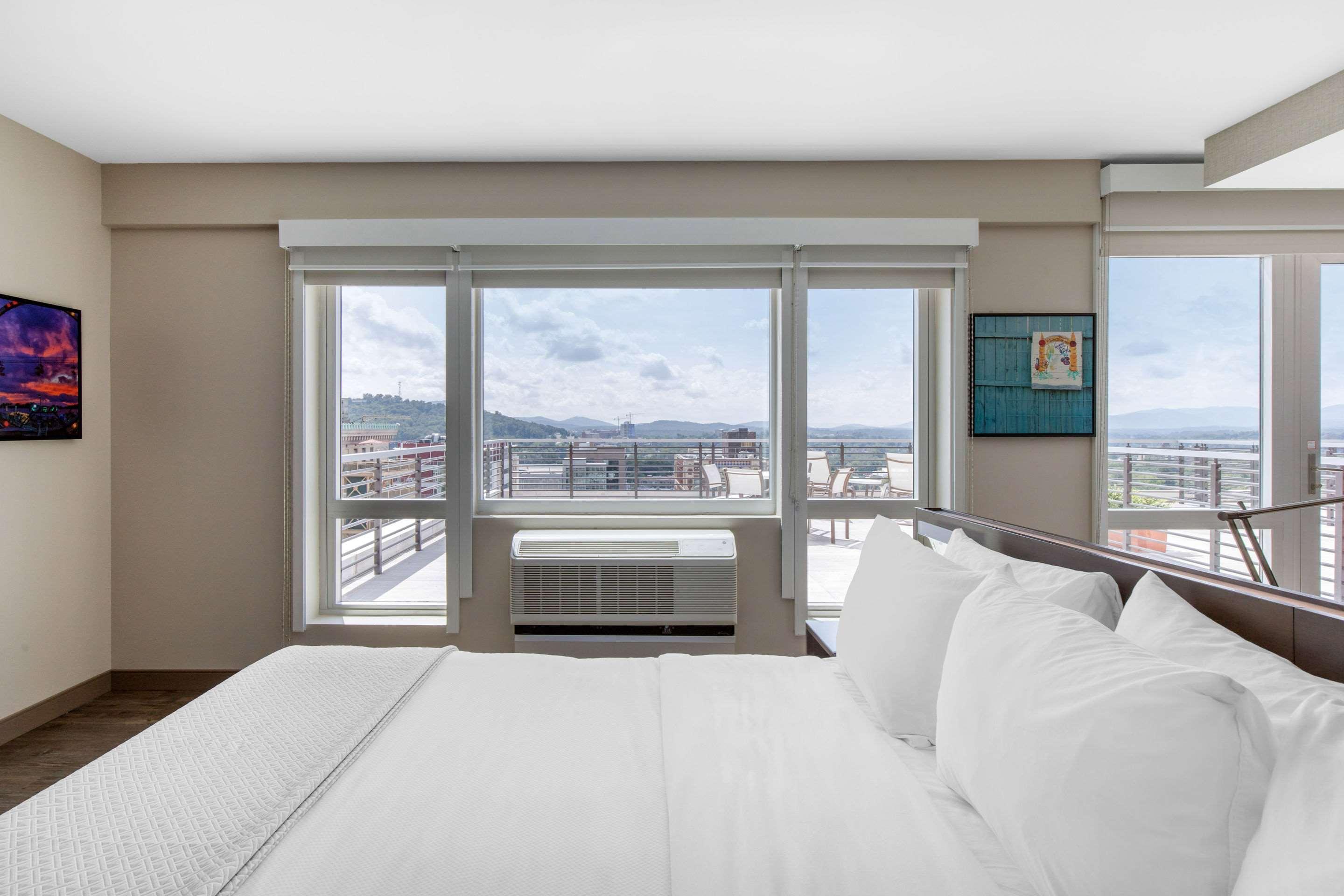 ROOM, KING BED