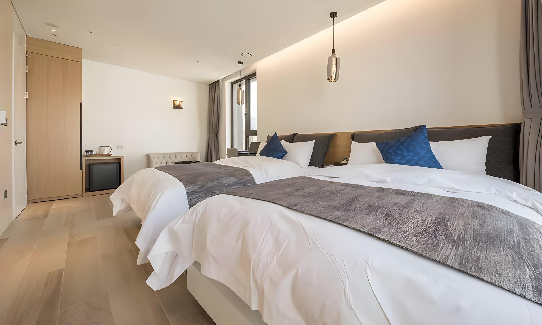 DELUXE, TWIN BEDS