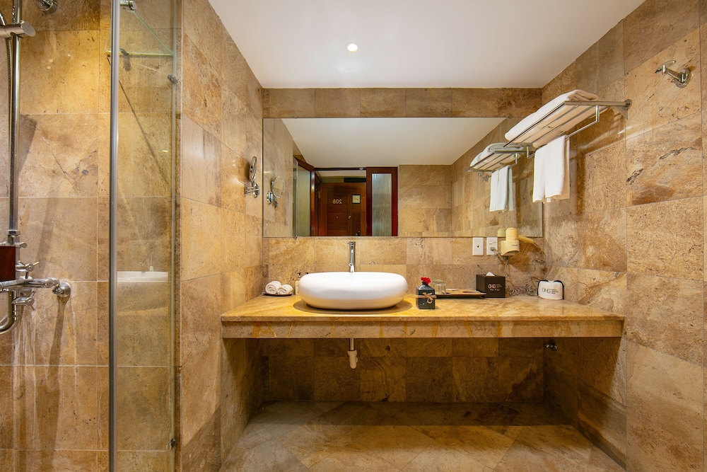 Oriental Suites Hotel And Spa 48/50