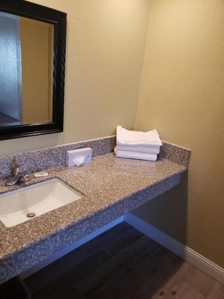 University Inn Fresno 38/48