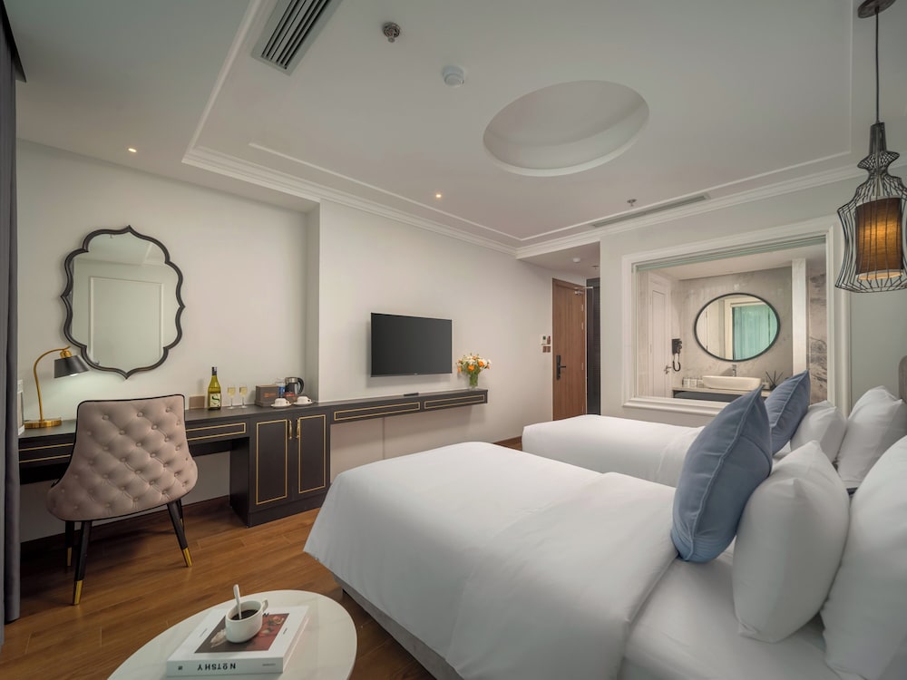 22Land Cloud Hotel 11/75