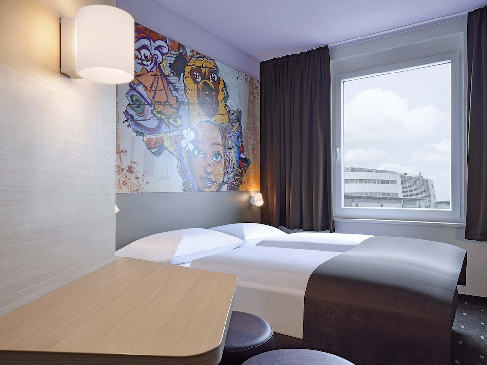 ROOM, DOUBLE BED