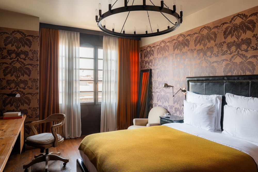 URBAN, QUEEN BED
