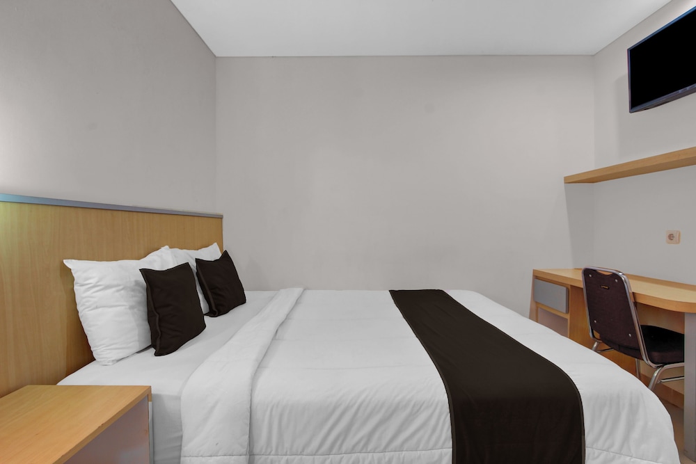 Hotel O near Taman Sriwedari formerly Indria Inn 15/42