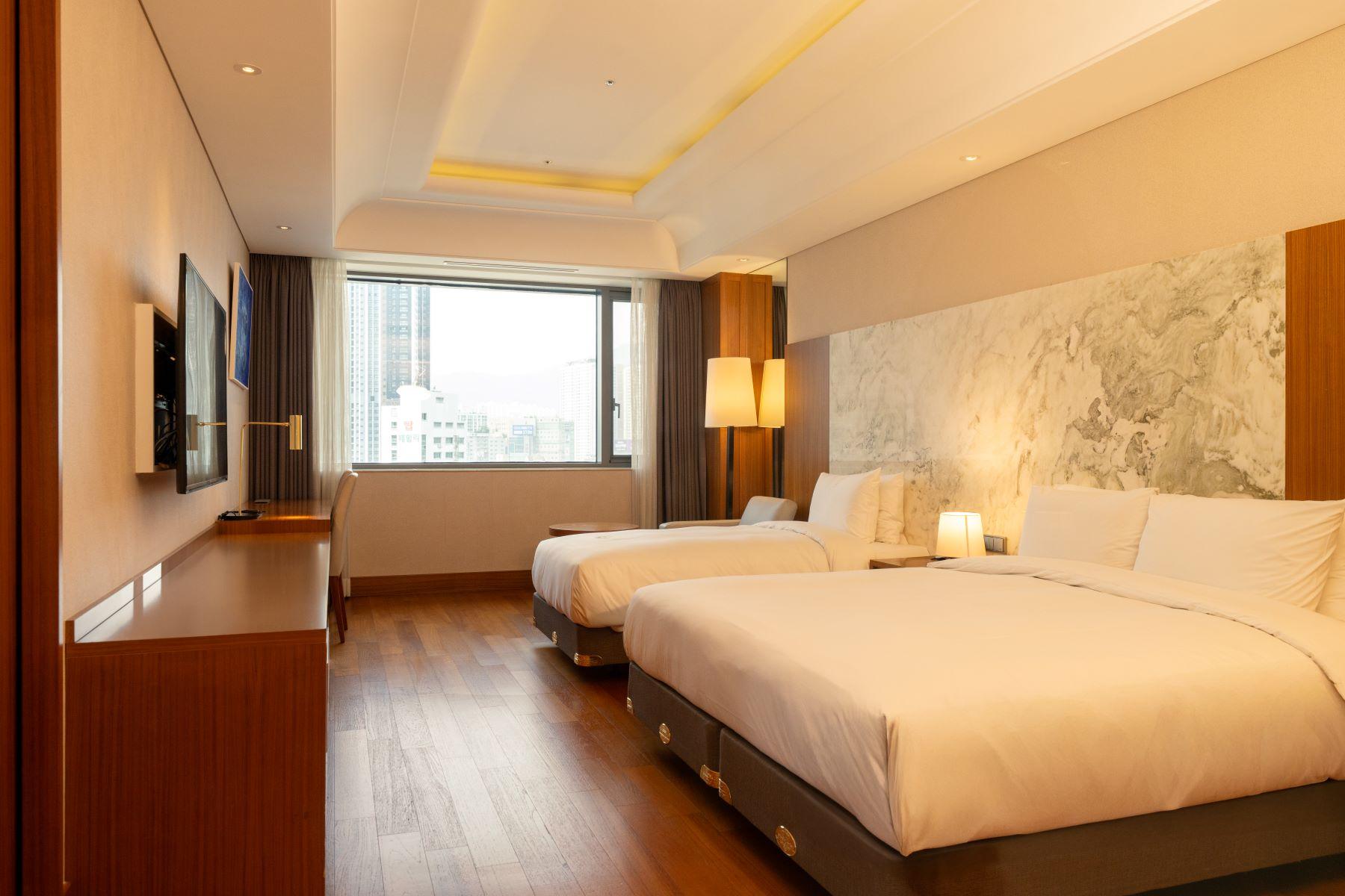 Royal, Suite, 1 King and 1 Single Beds