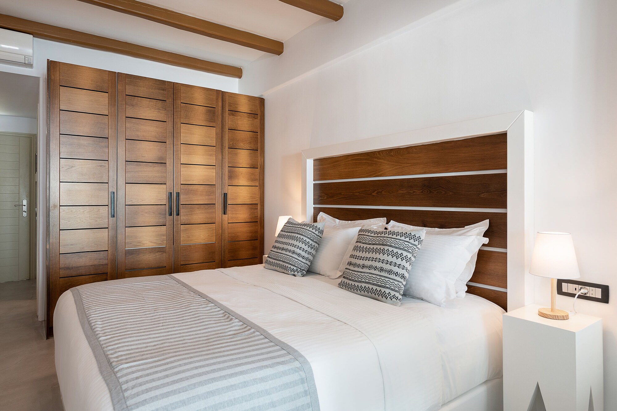 Sunset, Suite, Queen Bed, Caldera View, Hot Tub