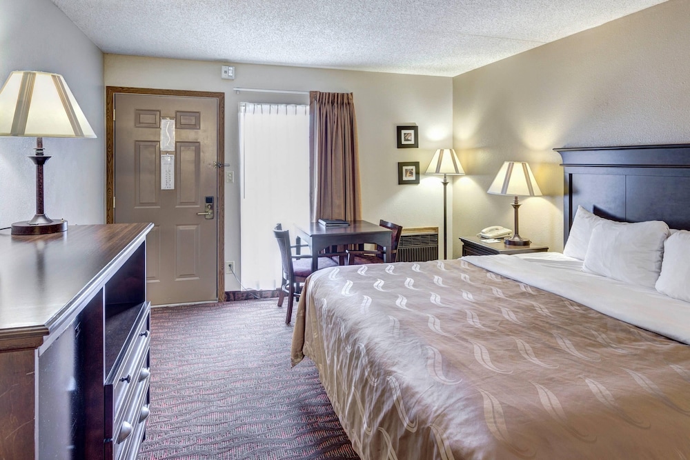 SUITE, KING BED
