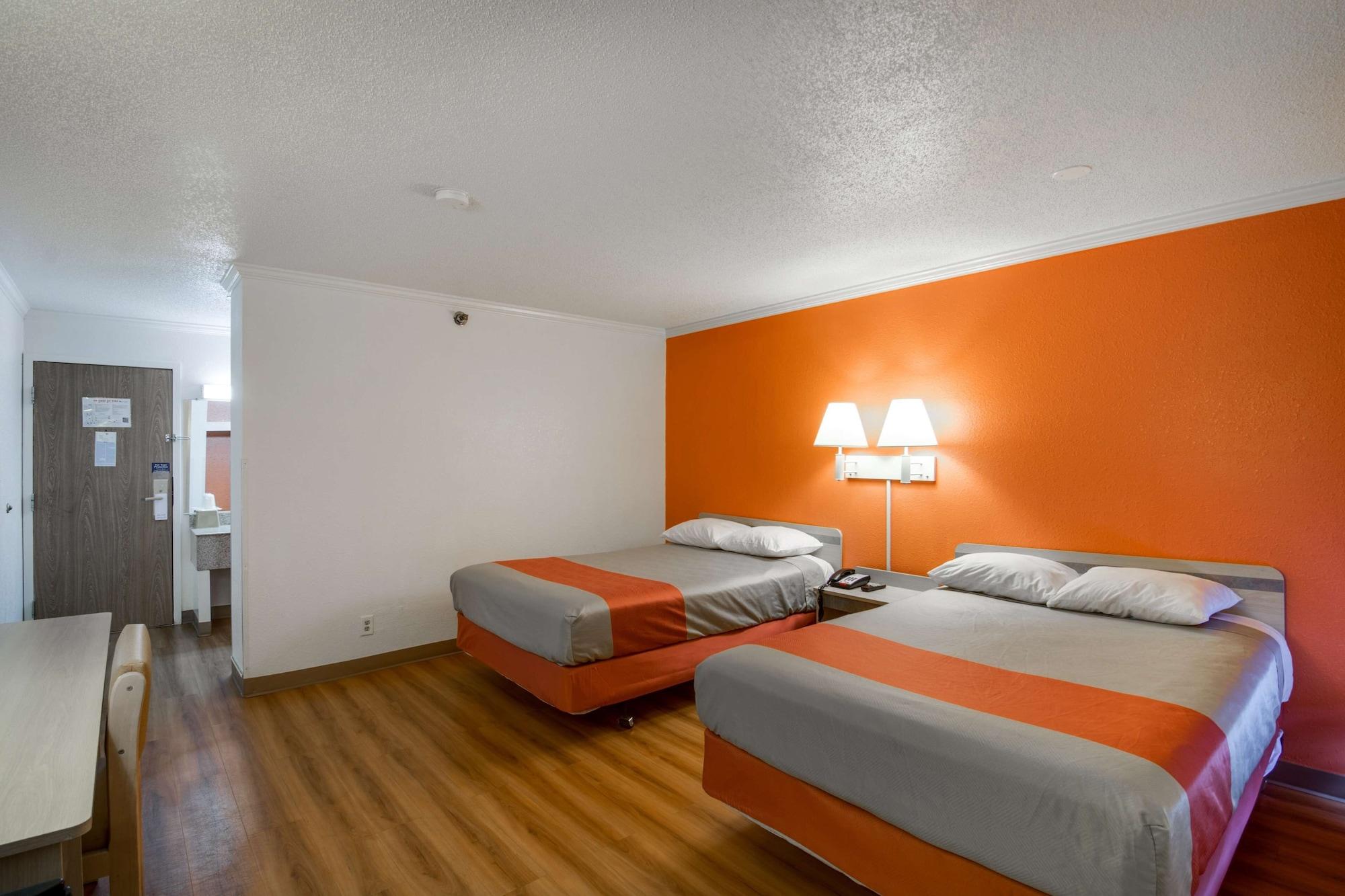 Motel6 Waukegan, IL 20/63