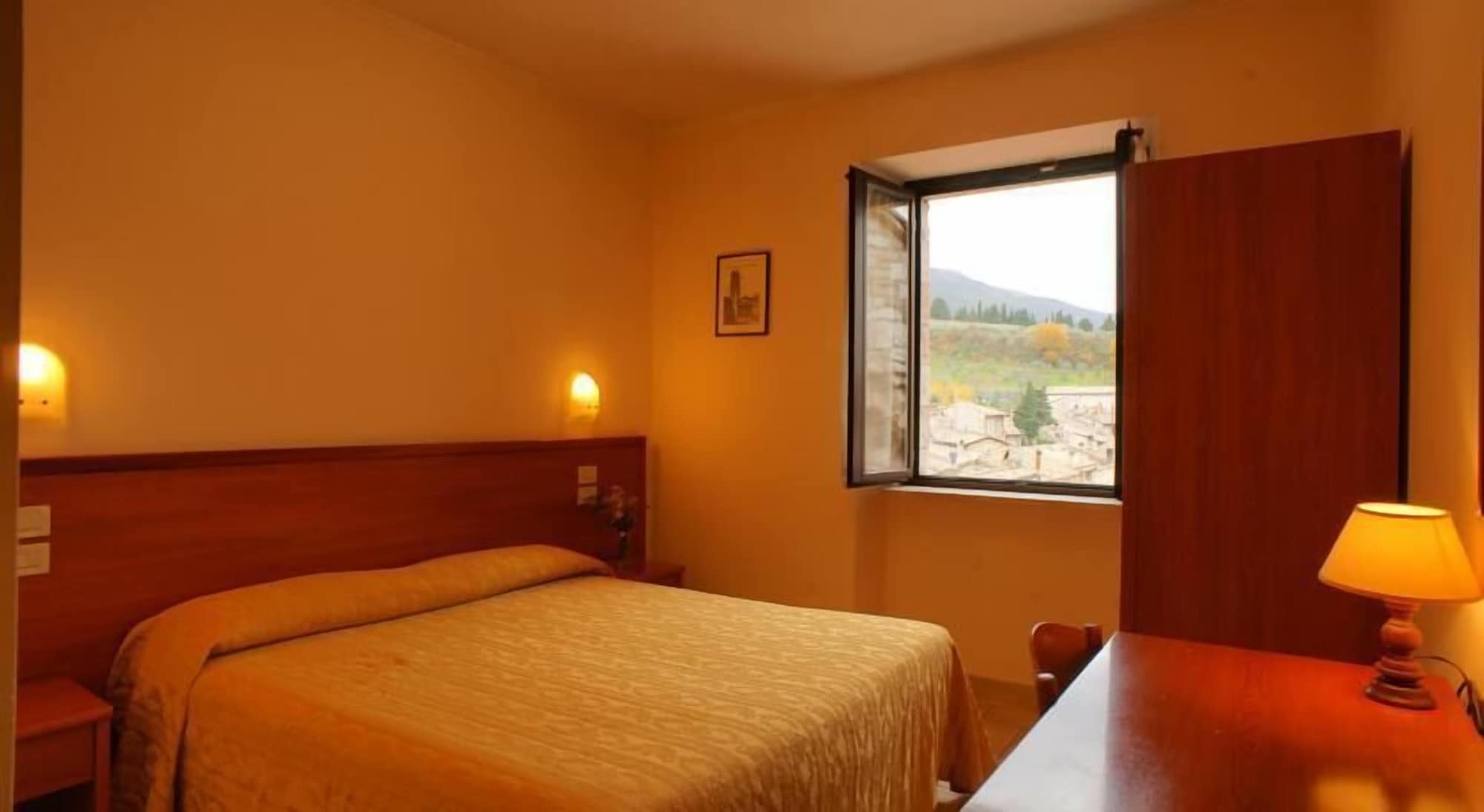 ROOM, DOUBLE BED