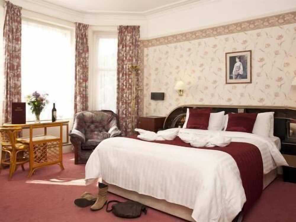 Denewood Hotel - Guest Accomodation 25/48