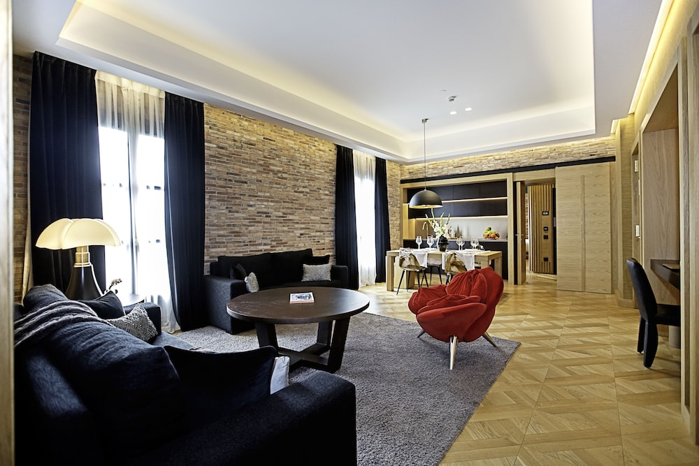Monument Hotel 47/53