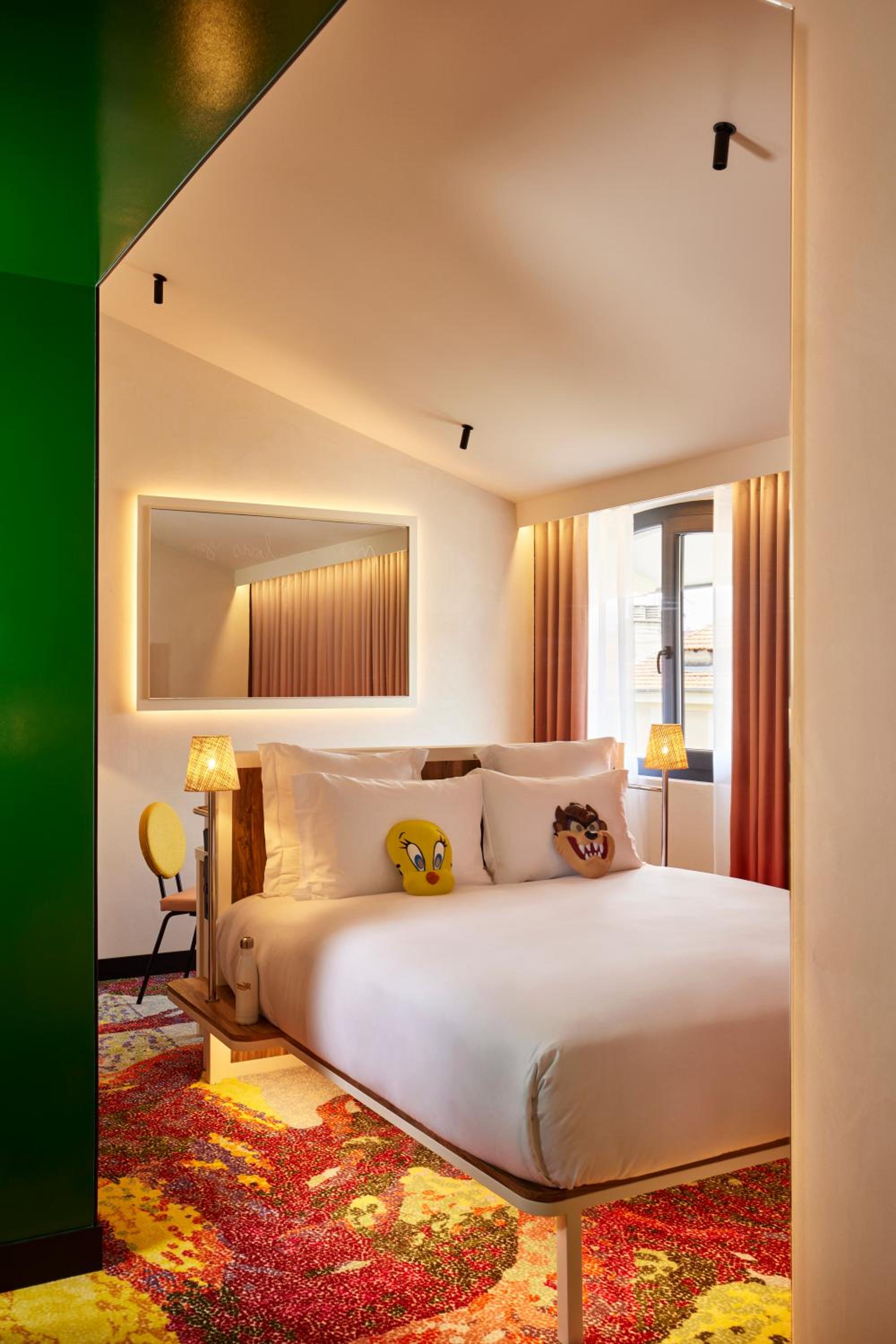 LARGE MAMA, DOUBLE BED