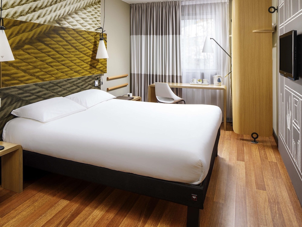 ROOM, TWIN BEDS