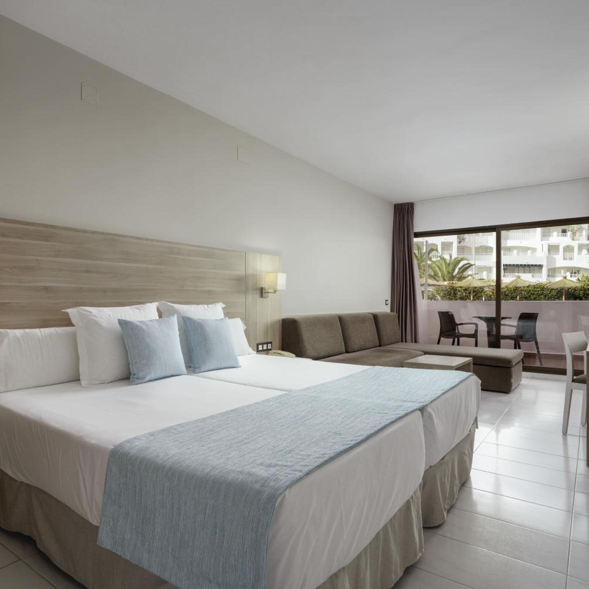 غرفة بسرير مزدوج