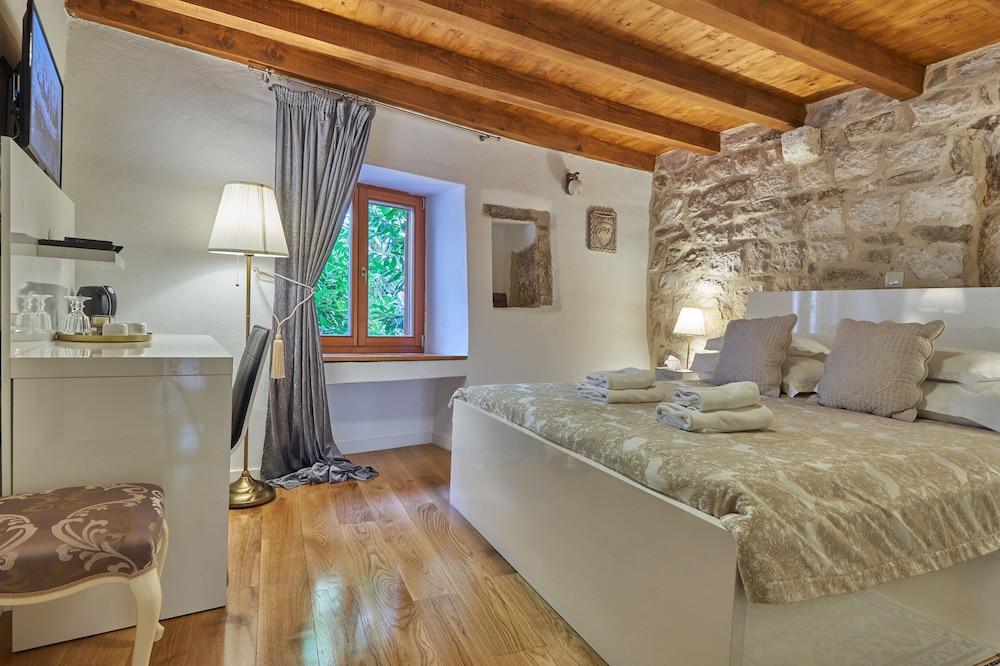 ROOM, DOUBLE BED