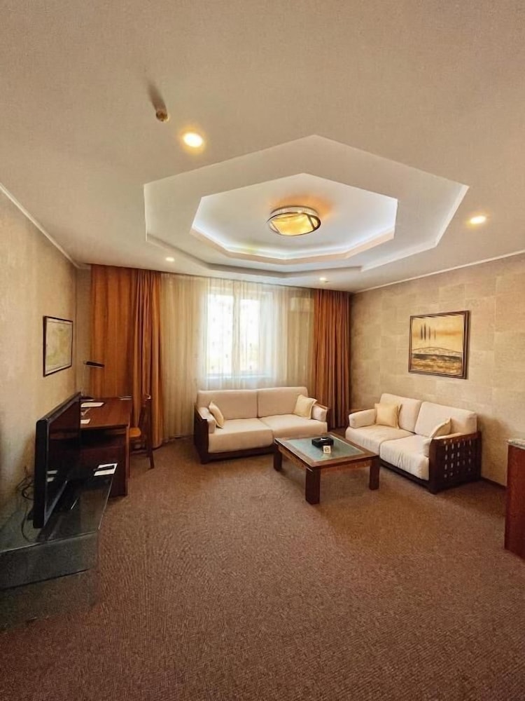 Golden Dragon Hotel 41/75