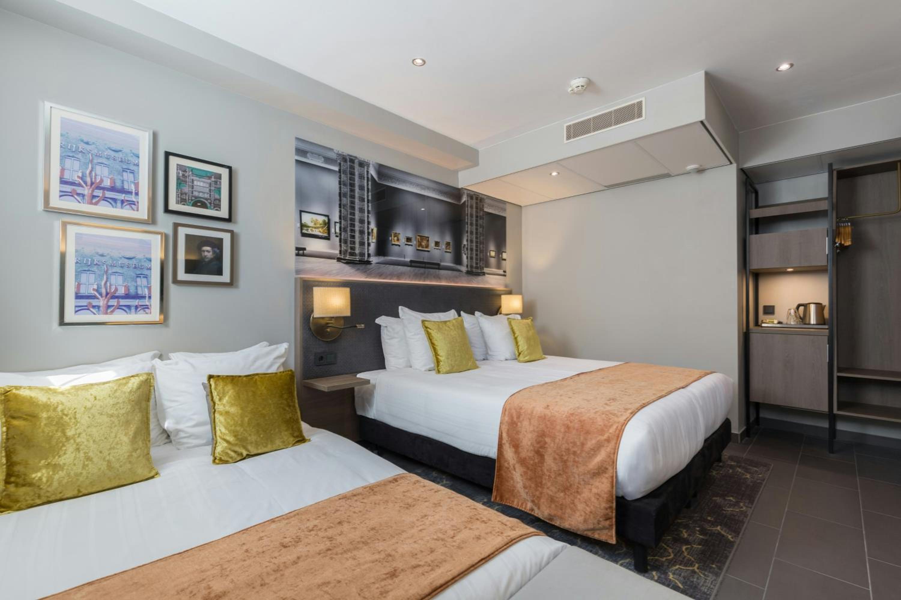 Comfort, Twin Beds, 1 Double and 1 Single Bed, Partial View, Sofa, Leonardo Hotel Amsterdam Museum Quarter 3/5