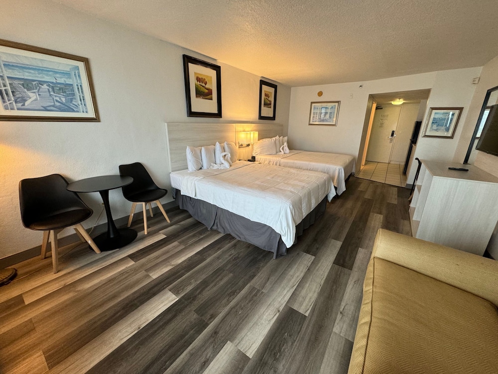 DELUXE, 2 QUEEN BEDS, OCEAN FRONT, KITCHENETTE