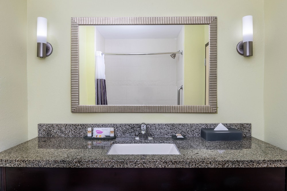 La Quinta Inn & Suites by Wyndham Hinesville - Fort Stewart 19/56