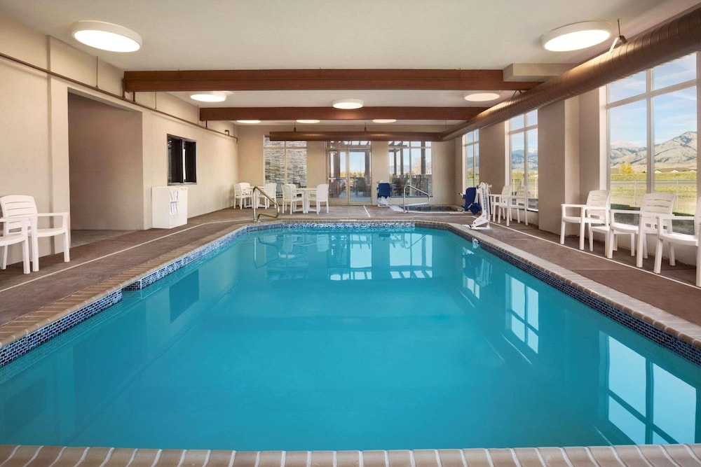 Country Inn & Suites by Radisson, Bozeman, MT 20/38