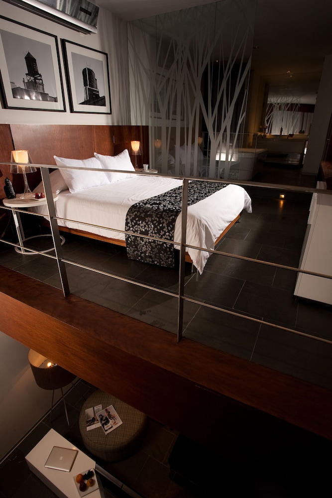 Tower, Queen Bed