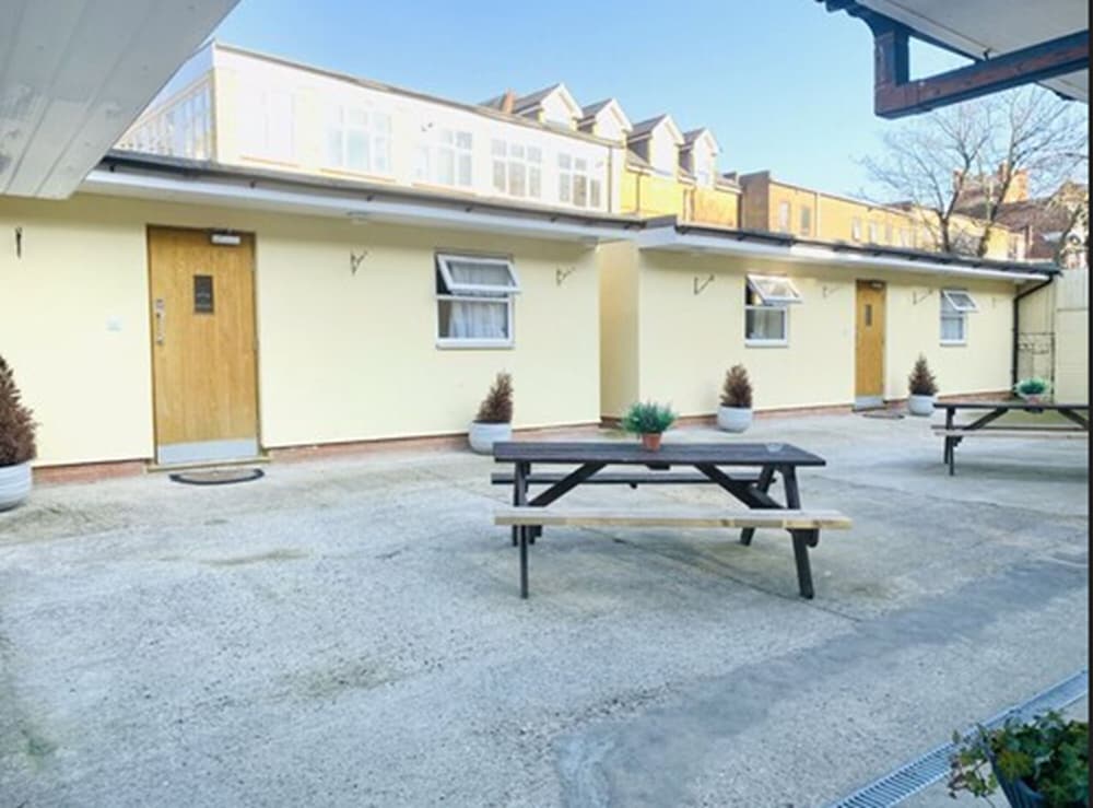 Britannia Inn Hotel Ilford 60/64