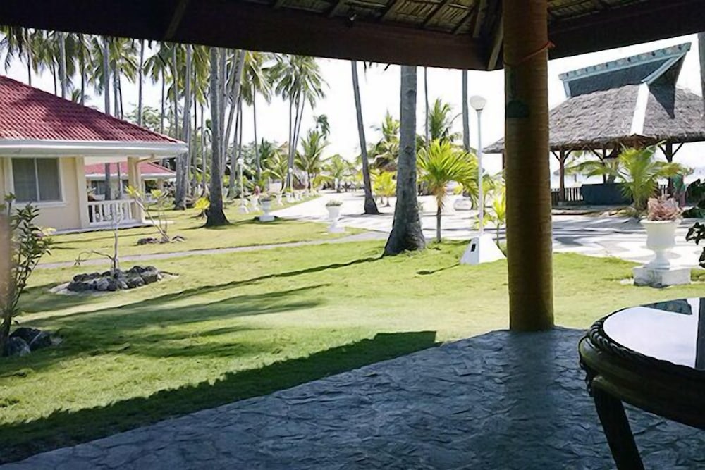 Whispering Palms Island Resort 32/40