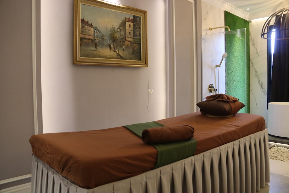 Grand Eska Hotel & Suites 28/38