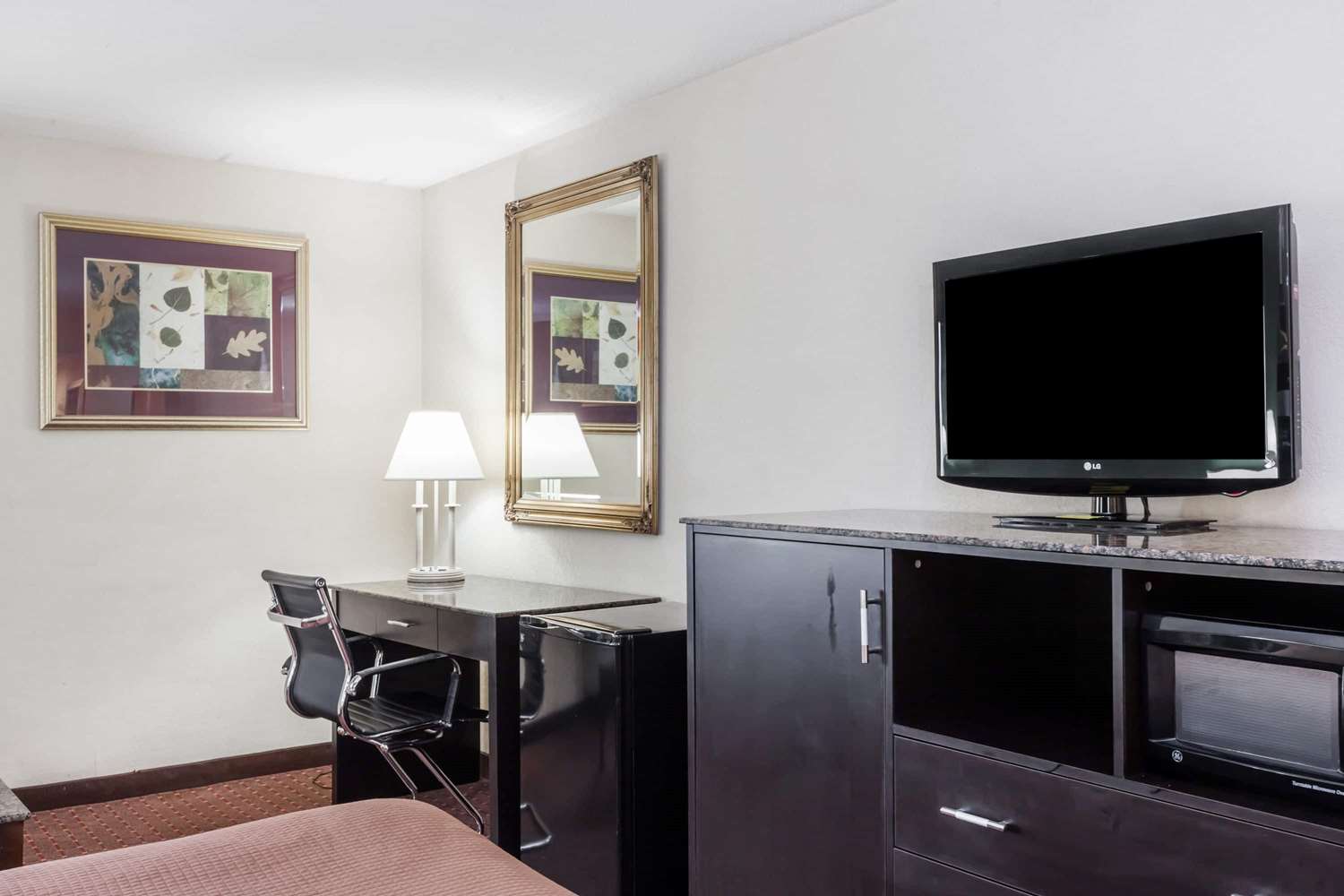 Howard Johnson by Wyndham Newark Airport 16/21