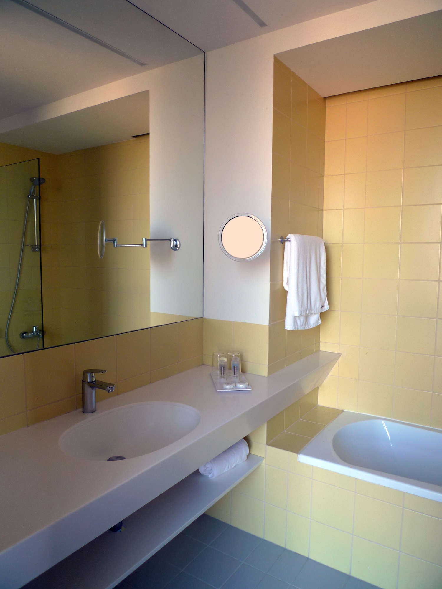 جناح بانورامي بسرير كينج بشرفة، Bossa Nova Beirut Hotel 4/6