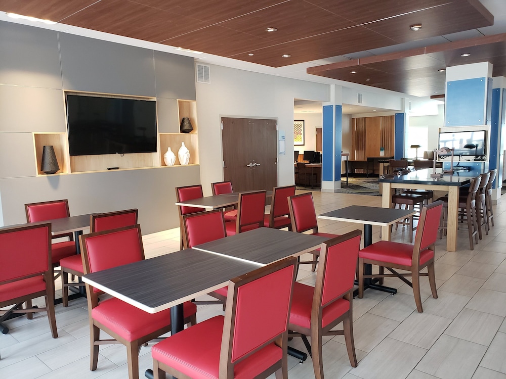 Holiday Inn Express Suites Nashville North Springfield 59/77