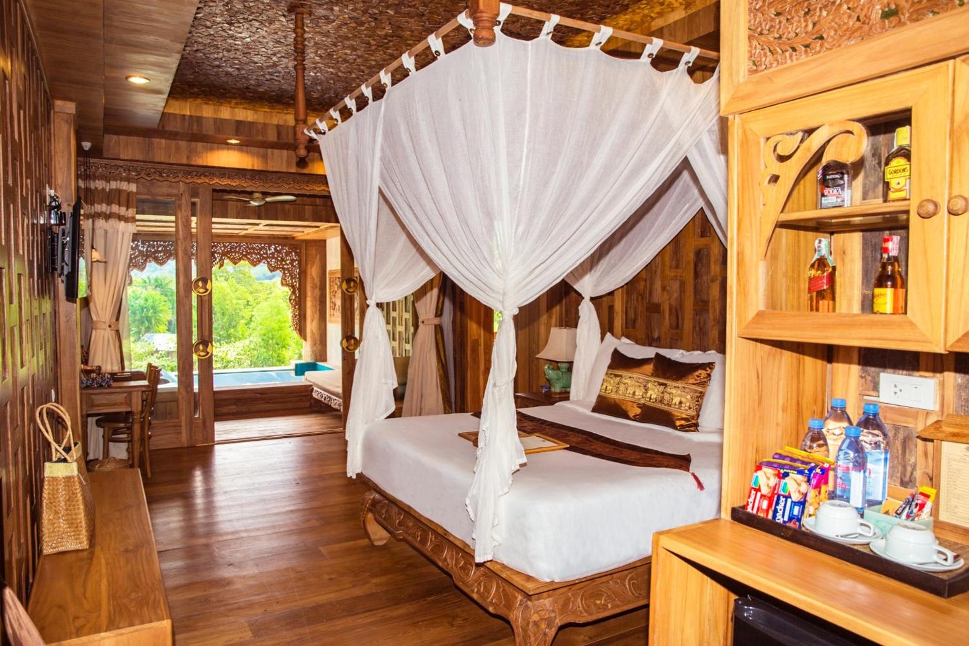Grand, Pool, Suite, Water View