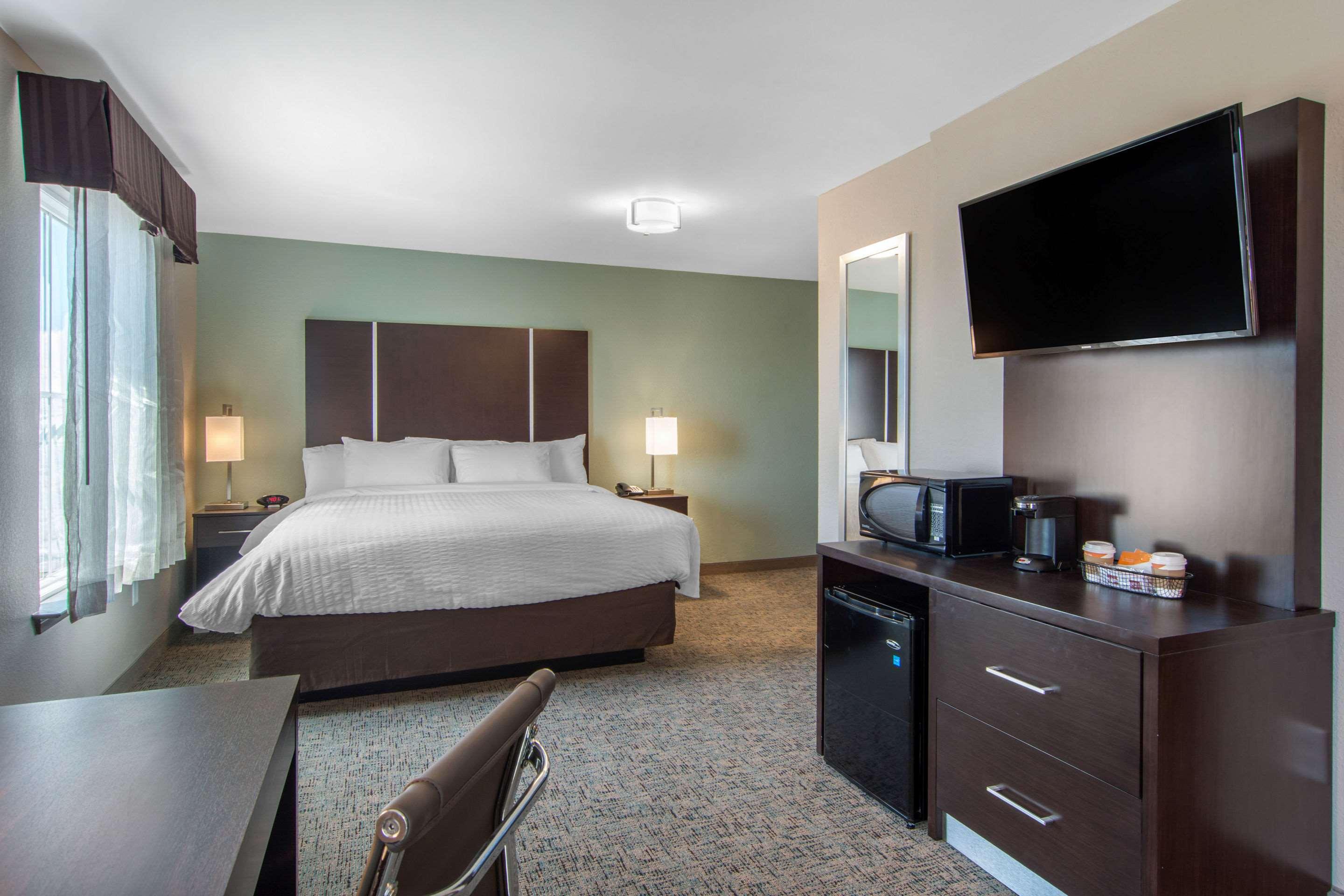 SUITE, KING BED