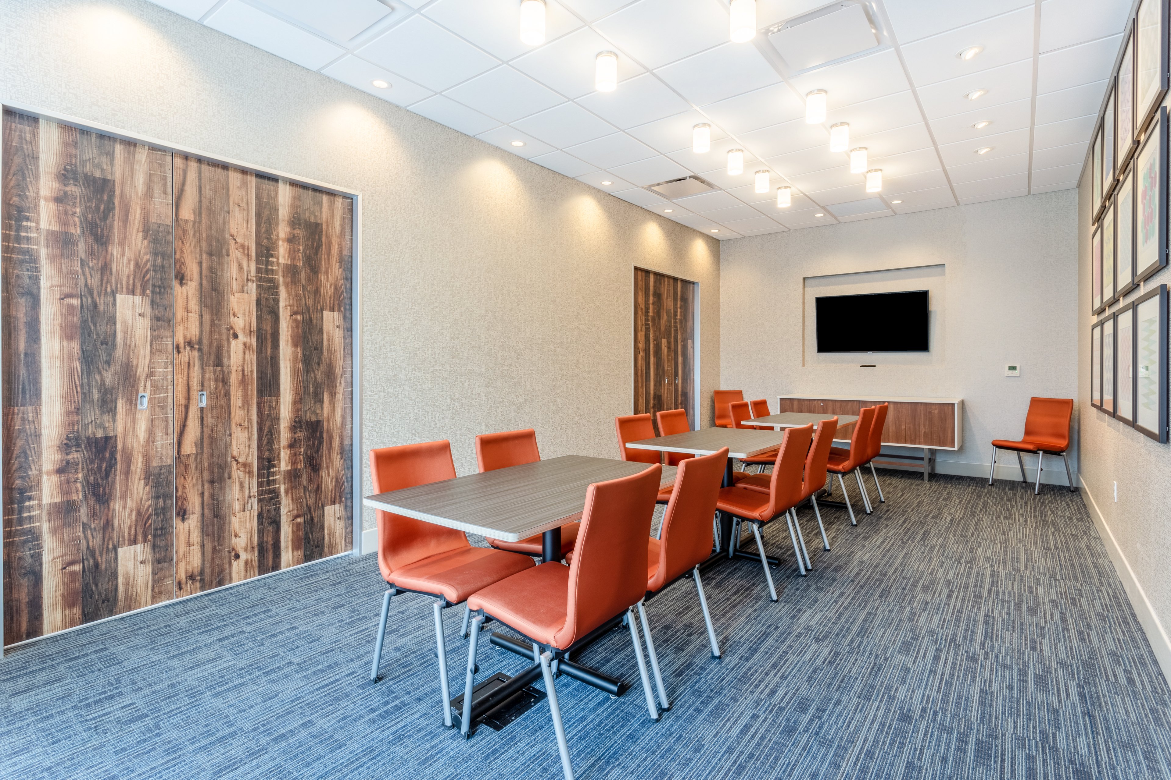 Holiday Inn Express Suites Springfield North 52/60