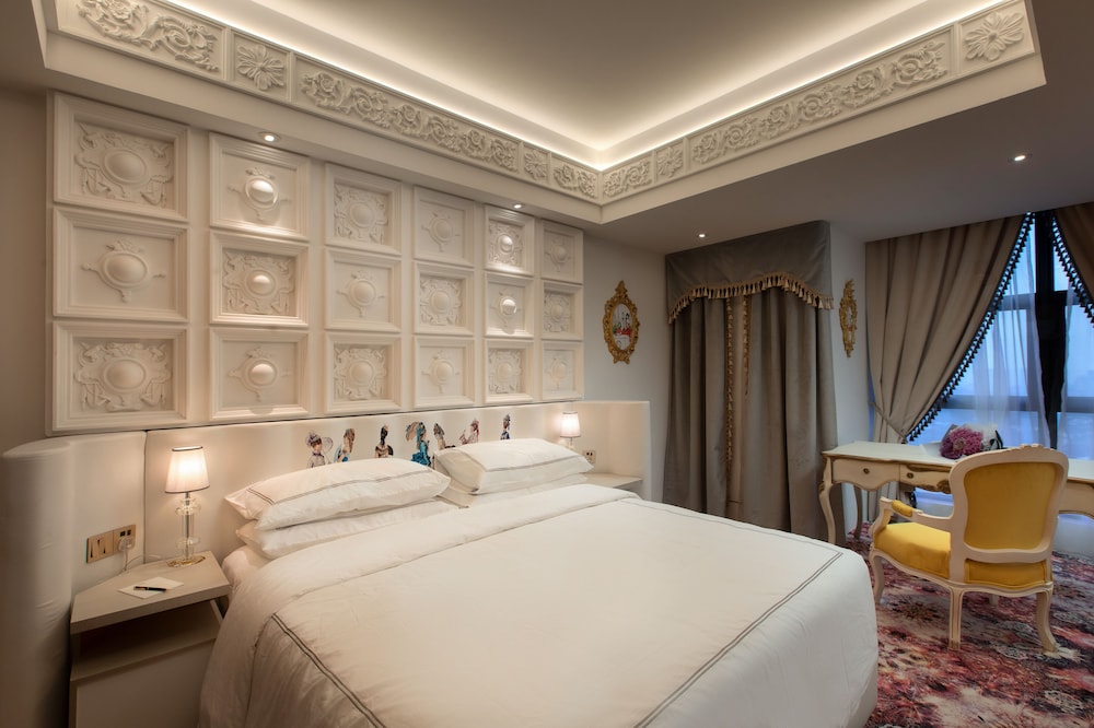 LOUIS I, KING AND QUEEN BED