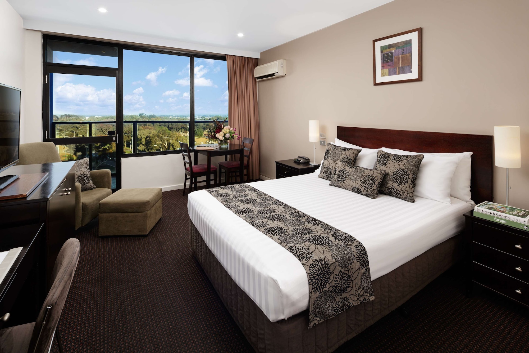 SUPERIOR, QUEEN BED, PARK VIEW