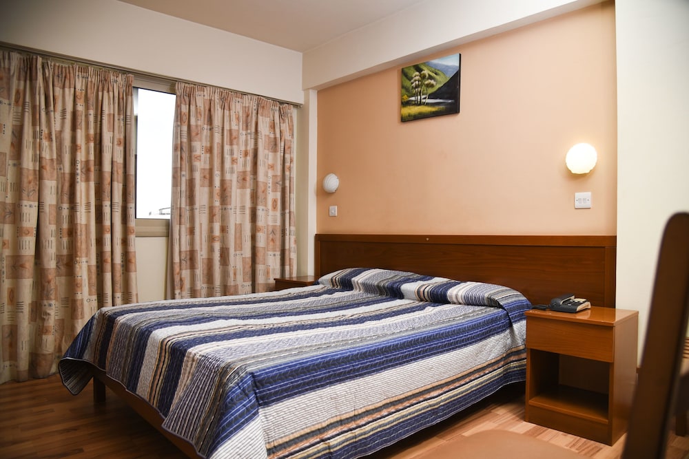 STANDARD, DOUBLE BED, CITY VIEW