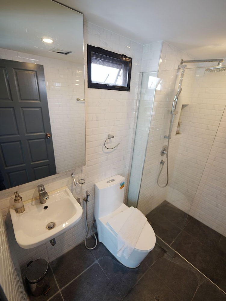 RoomQuest Sukhumvit36 BTS Thonglor (ex Ongkara Bangkok) 38/39