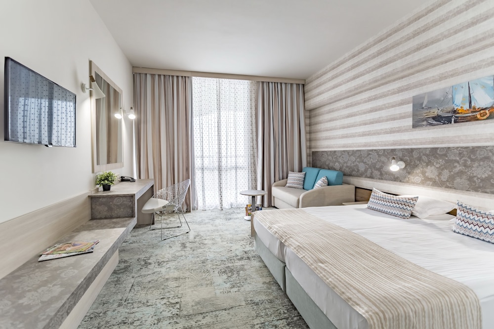 Deluxe, Twin Beds, Partial Sea View, Sofa