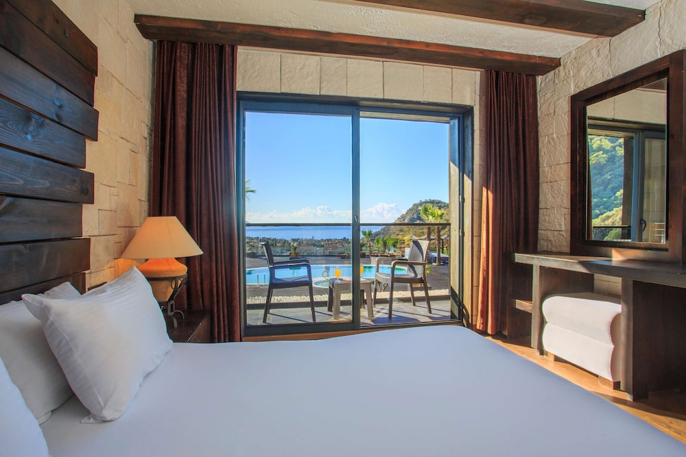 Deluxe, Double Bed, Pool and Sea View
