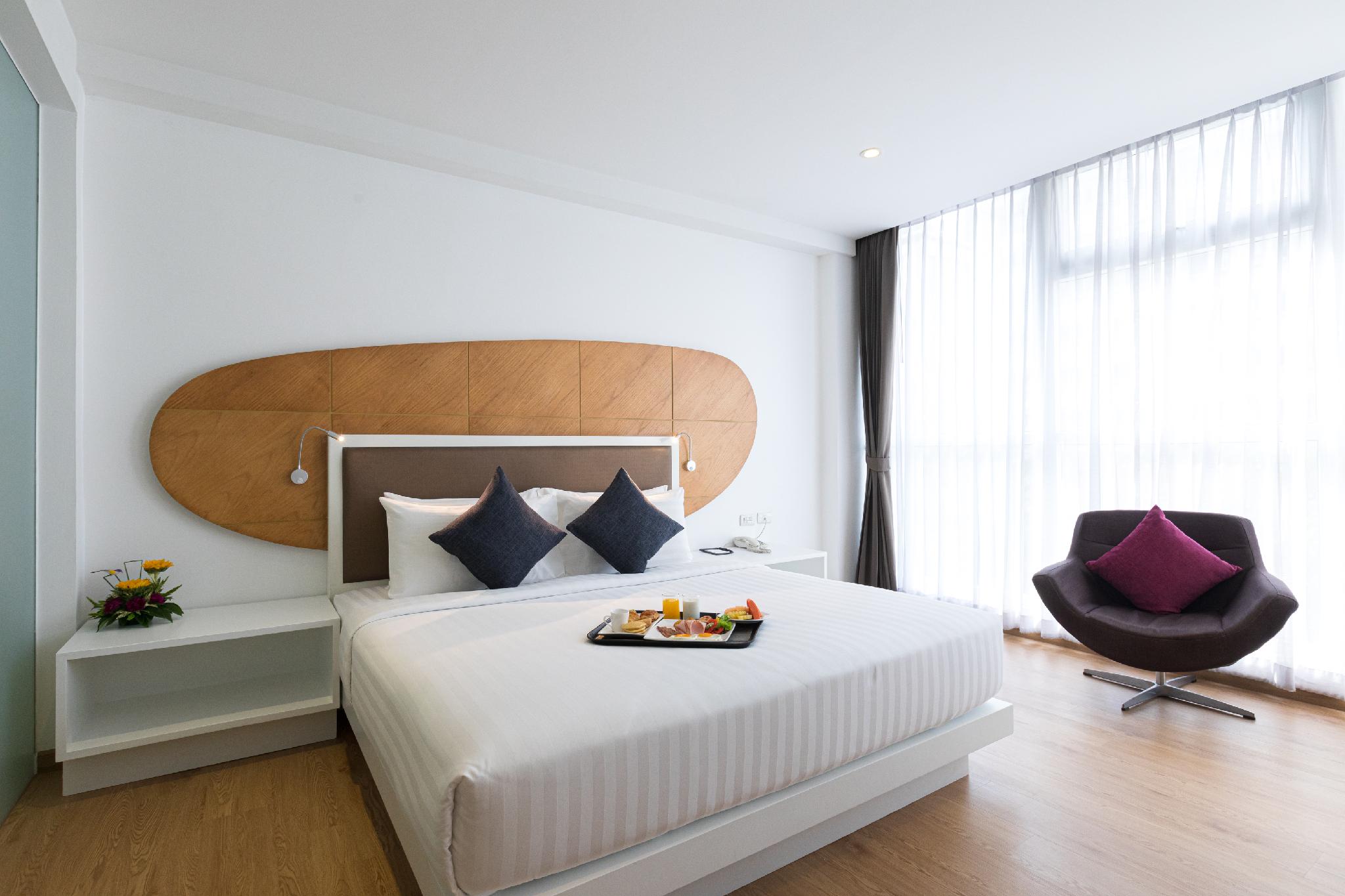 EXECUTIVE, DOUBLE OR TWIN BED, CITY VIEW