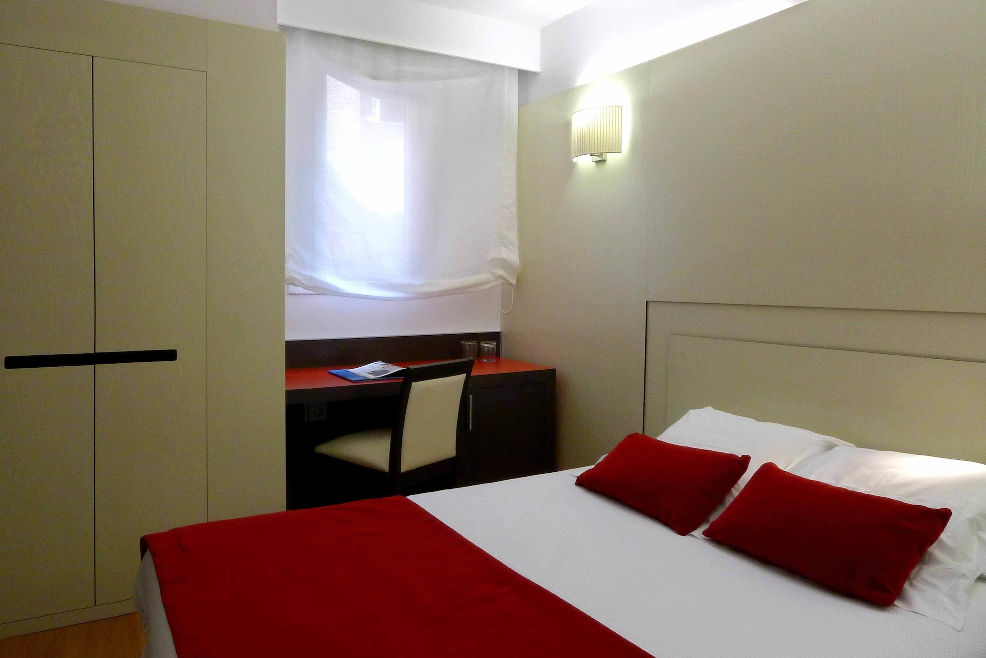 ROOM, SINGLE