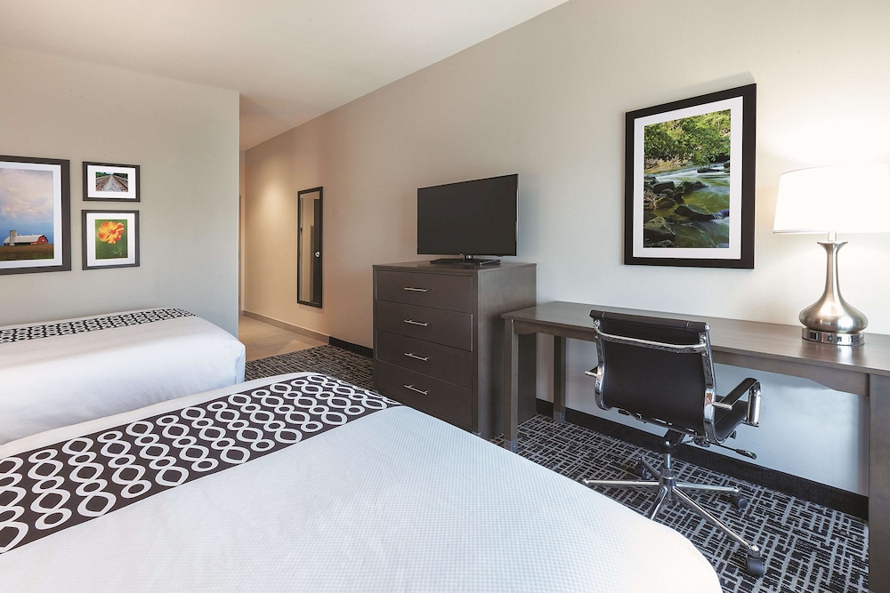 Room, 2 Queen Beds, La Quinta Inn & Suites By Wyndham Terre Haute 2/7