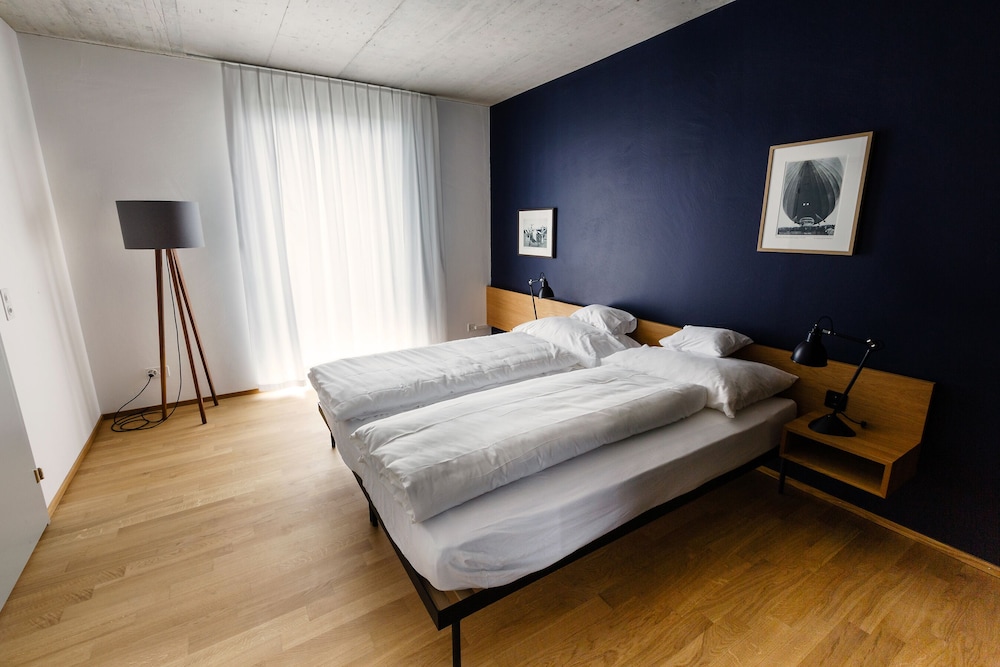 Hotel ZwiBack 3/25