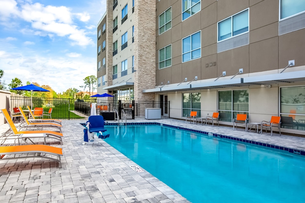 Holiday Inn Express Suites Sanford 3/54
