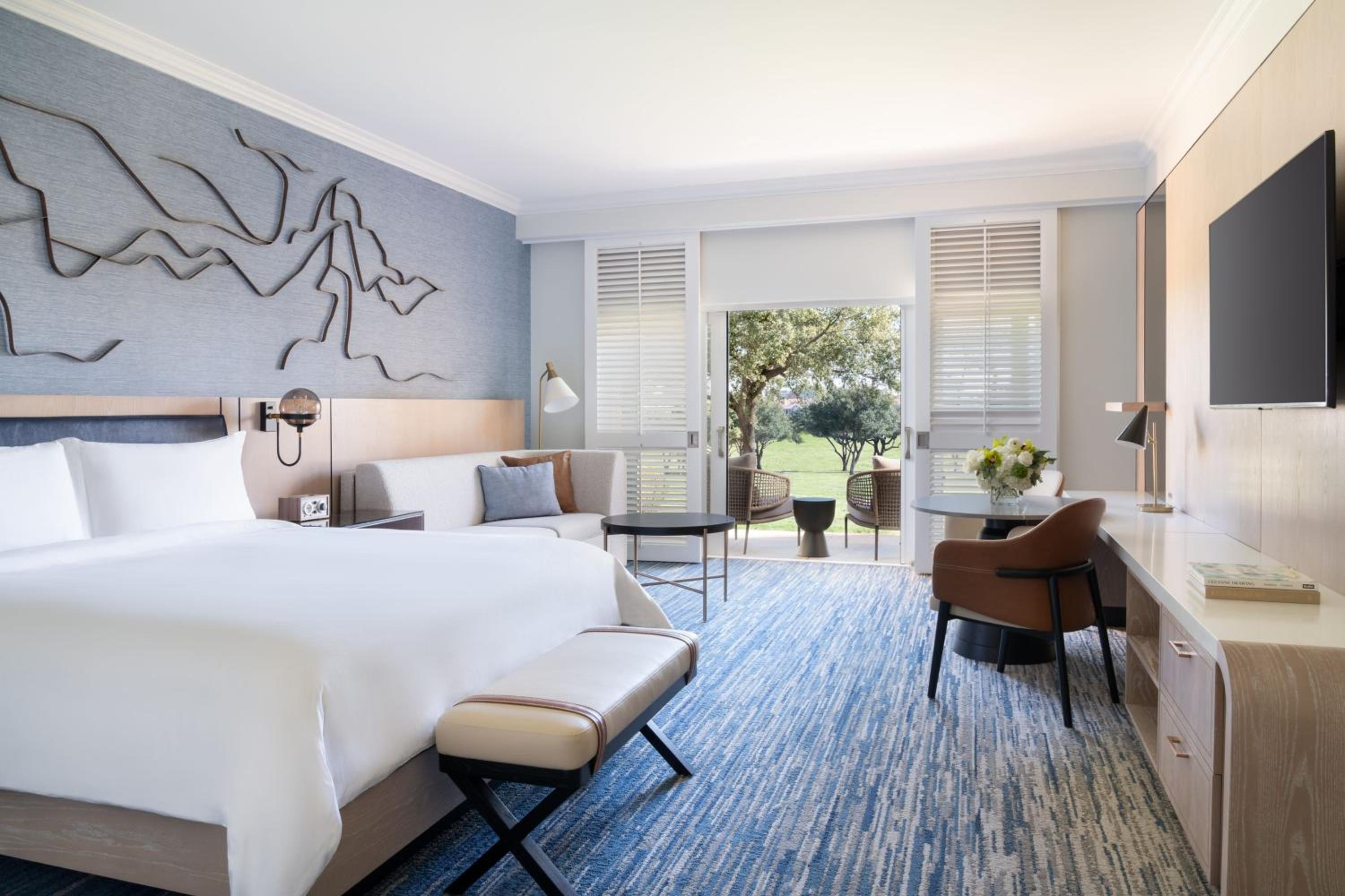 Suite, Villa, King Bed, Golf Course View, Sofa, Balcony